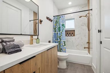 Bali in Houston: 8BR Luxury Rental with Heated Salt Water Pool, Hot Tub, Mini Golf & More image 39