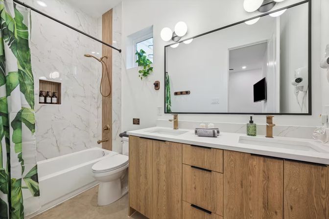 Bali in Houston: 8BR Luxury Rental with Heated Salt Water Pool, Hot Tub, Mini Golf & More image 31