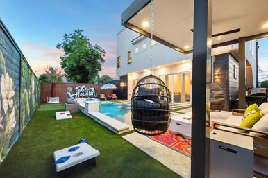 Bali in Houston: 8BR Luxury Rental with Heated Salt Water Pool, Hot Tub, Mini Golf & More image 54