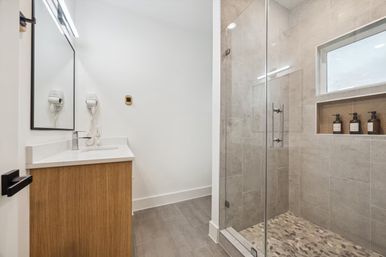 Bali in Houston: 8BR Luxury Rental with Heated Salt Water Pool, Hot Tub, Mini Golf & More image 28