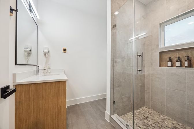 Bali in Houston: 8BR Luxury Rental with Heated Salt Water Pool, Hot Tub, Mini Golf & More image 28