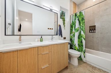 Bali in Houston: 8BR Luxury Rental with Heated Salt Water Pool, Hot Tub, Mini Golf & More image 29