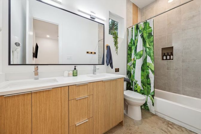 Bali in Houston: 8BR Luxury Rental with Heated Salt Water Pool, Hot Tub, Mini Golf & More image 29