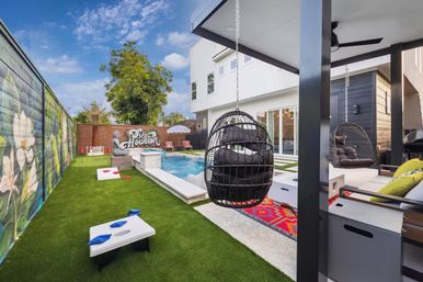 Bali in Houston: 8BR Luxury Rental with Heated Salt Water Pool, Hot Tub, Mini Golf & More image 49