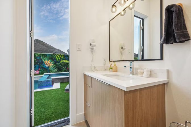 Bali in Houston: 8BR Luxury Rental with Heated Salt Water Pool, Hot Tub, Mini Golf & More image 37
