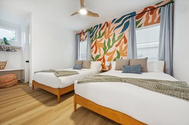 Bali in Houston: 8BR Luxury Rental with Heated Salt Water Pool, Hot Tub, Mini Golf & More image 26
