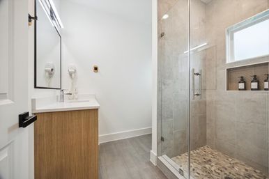 Bali in Houston: 8BR Luxury Rental with Heated Salt Water Pool, Hot Tub, Mini Golf & More image 30