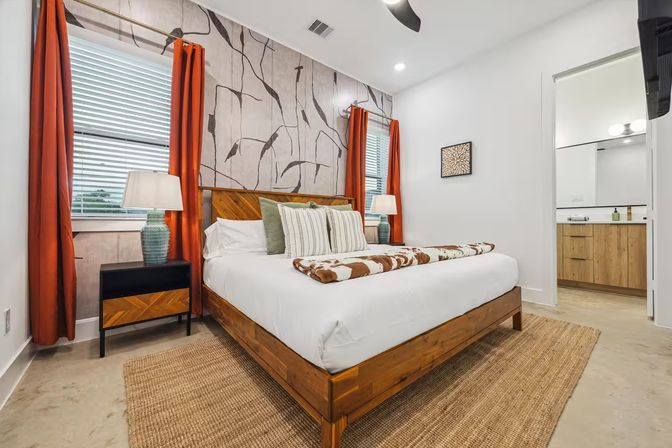 Bali in Houston: 8BR Luxury Rental with Heated Salt Water Pool, Hot Tub, Mini Golf & More image 18