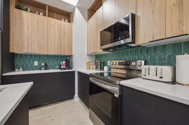 Bali in Houston: 8BR Luxury Rental with Heated Salt Water Pool, Hot Tub, Mini Golf & More image 7