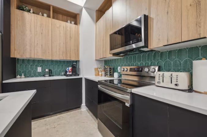 Bali in Houston: 8BR Luxury Rental with Heated Salt Water Pool, Hot Tub, Mini Golf & More image 7