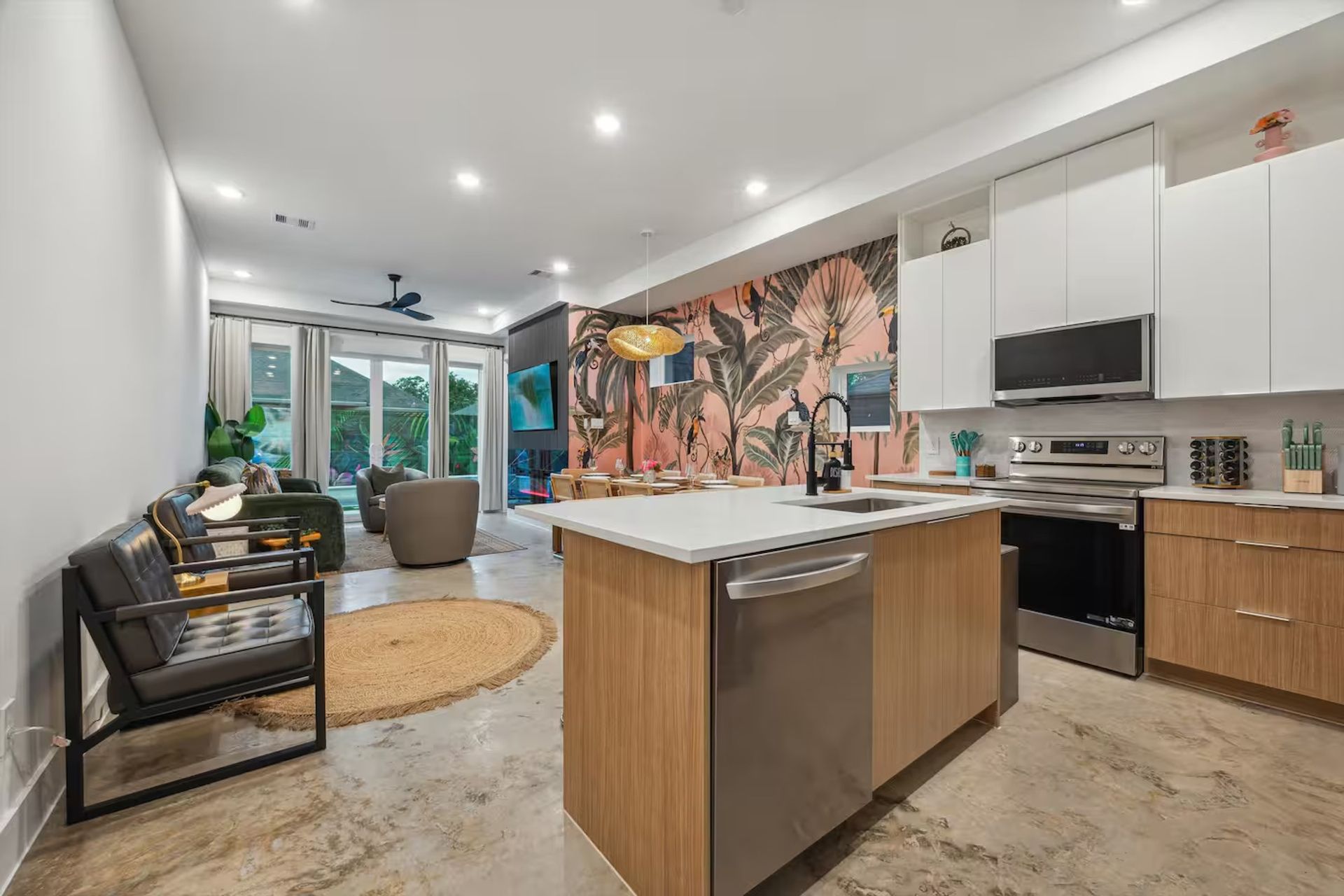 Bali in Houston: 8BR Luxury Rental with Heated Salt Water Pool, Hot Tub, Mini Golf & More image 2