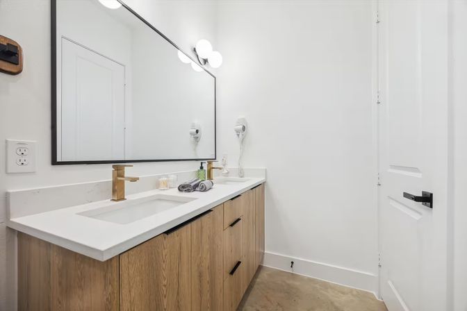 Bali in Houston: 8BR Luxury Rental with Heated Salt Water Pool, Hot Tub, Mini Golf & More image 32