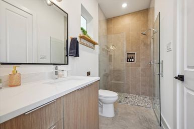 Bali in Houston: 8BR Luxury Rental with Heated Salt Water Pool, Hot Tub, Mini Golf & More image 36