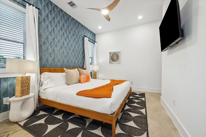 Bali in Houston: 8BR Luxury Rental with Heated Salt Water Pool, Hot Tub, Mini Golf & More image 23