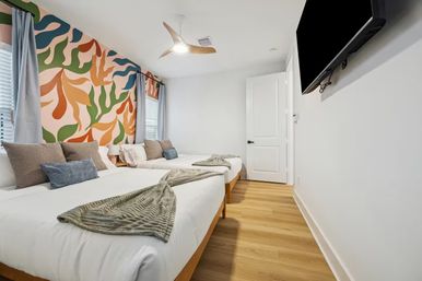 Bali in Houston: 8BR Luxury Rental with Heated Salt Water Pool, Hot Tub, Mini Golf & More image 27