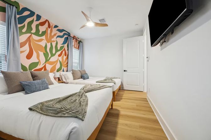 Bali in Houston: 8BR Luxury Rental with Heated Salt Water Pool, Hot Tub, Mini Golf & More image 27
