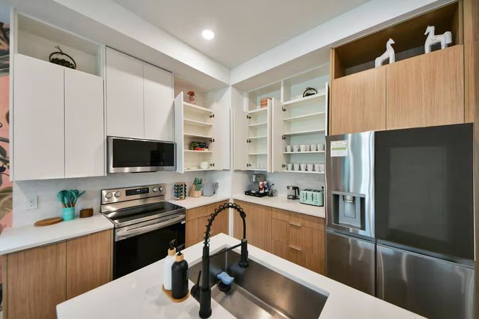 Bali in Houston: 8BR Luxury Rental with Heated Salt Water Pool, Hot Tub, Mini Golf & More image 9