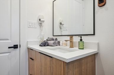 Bali in Houston: 8BR Luxury Rental with Heated Salt Water Pool, Hot Tub, Mini Golf & More image 34
