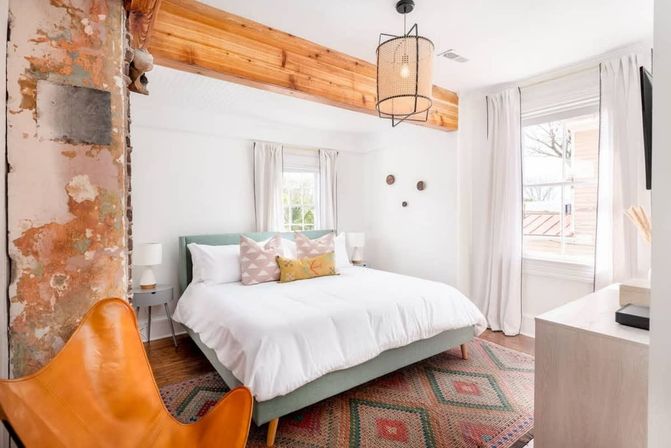 Boho Rosa Charming Home with Outdoor Courtyard & Steps to King Street image 14