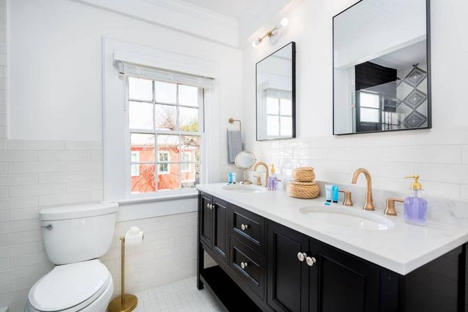 Boho Rosa Charming Home with Outdoor Courtyard & Steps to King Street image 26