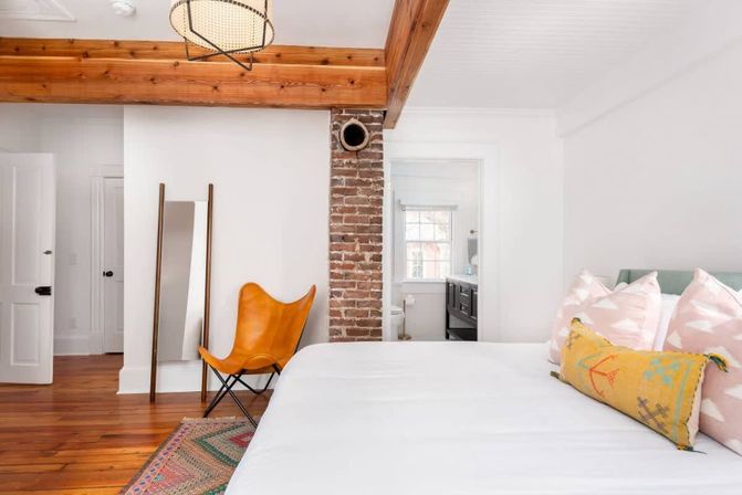Boho Rosa Charming Home with Outdoor Courtyard & Steps to King Street image 15