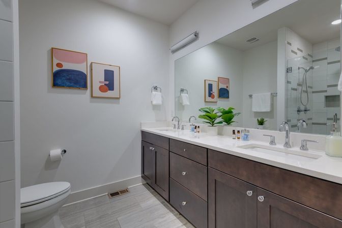 The Harper House: 3-Bedroom Retreat with Rooftop Oasis image 5