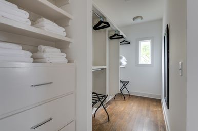 The Harper House: 3-Bedroom Retreat with Rooftop Oasis image 18