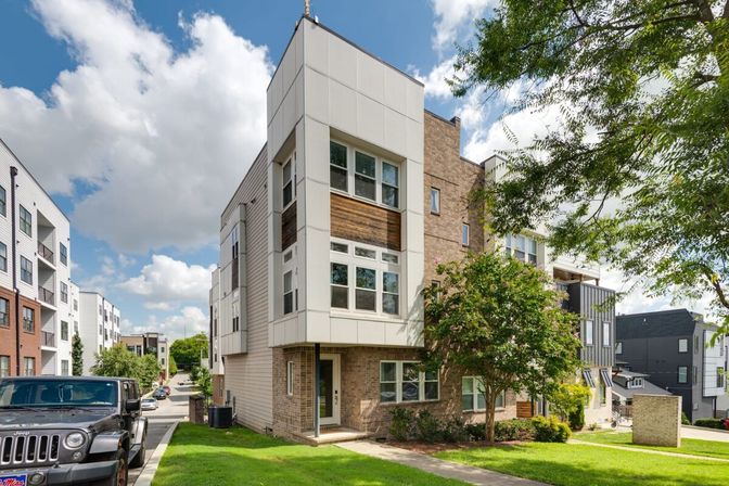 The Harper House: 3-Bedroom Retreat with Rooftop Oasis image 29
