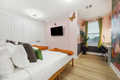 Ultimate Group Retreat: Duplex Duo Rentals with Pool, Mega Hot Tub & Golf (Sleeps 45) image 28