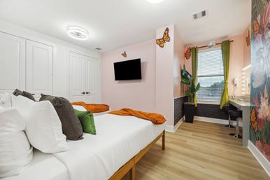 Ultimate Group Retreat: Duplex Duo Rentals with Pool, Mega Hot Tub & Golf (Sleeps 45) image 85