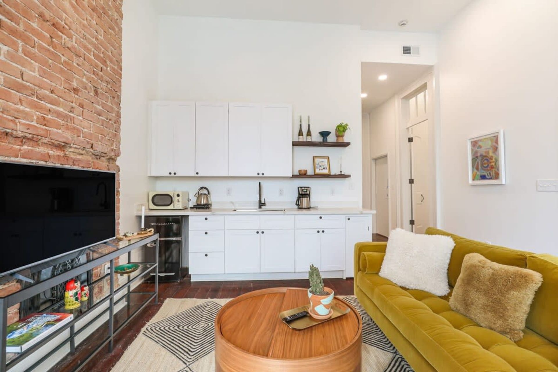 The 10th Muse: Upscale Art-Filled Condo with Parking image 1