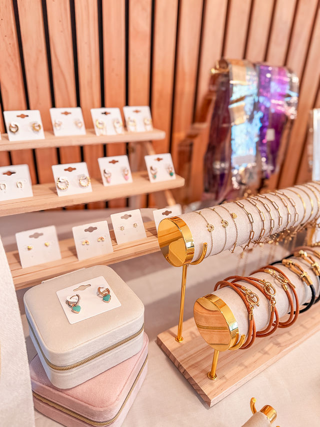 	Batch Exclusive: Charm Bar Experience + The Glam Ball Machine™   image 4