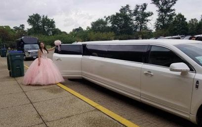 Stretch Limo for 8 with Complimentary Premium Bubbly image 2