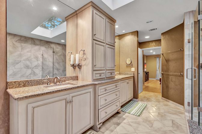 Marsh Oasis: Stunning 4BR Sea Pines Stay with Hot Tub image 12
