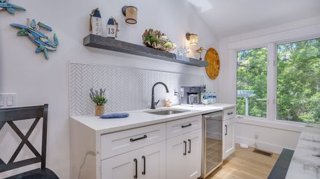 Sal and Babs Sea Pines Sanctuary: Beach Retreat with Ocean Views, Golf & Biking Trails image 13