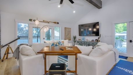 Sal and Babs Sea Pines Sanctuary: Beach Retreat with Ocean Views, Golf & Biking Trails image 3