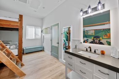 Good Life Hawaiian Loft: 6 BR House + Event Space image 12