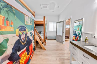Good Life Hawaiian Loft: 6 BR House + Event Space image 11