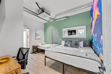 Good Life Hawaiian Loft: 6 BR House + Event Space image 10