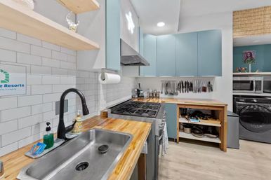 Good Life Hawaiian Loft: 6 BR House + Event Space image 14