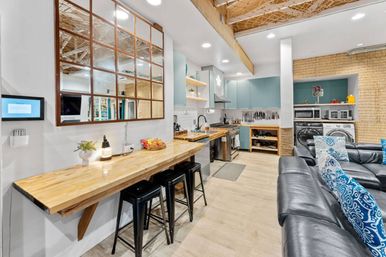 Good Life Hawaiian Loft: 6 BR House + Event Space image 9