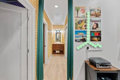 Good Life Hawaiian Loft: 6 BR House + Event Space image 16