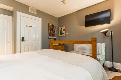 Chic 14 Bedroom Mansion Stay in Country Club Plaza image 73