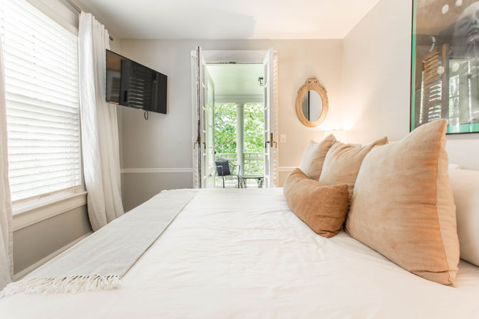 Chic 14 Bedroom Mansion Stay in Country Club Plaza image 47