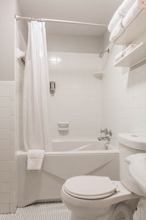 Chic 14 Bedroom Mansion Stay in Country Club Plaza image 50
