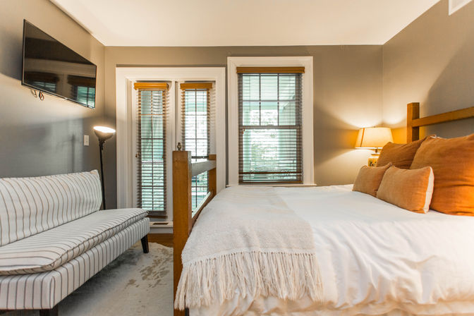 Chic 14 Bedroom Mansion Stay in Country Club Plaza image 70