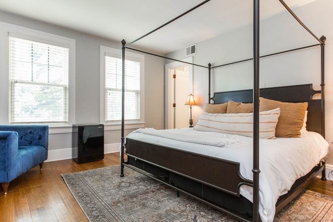 Chic 14 Bedroom Mansion Stay in Country Club Plaza image 87