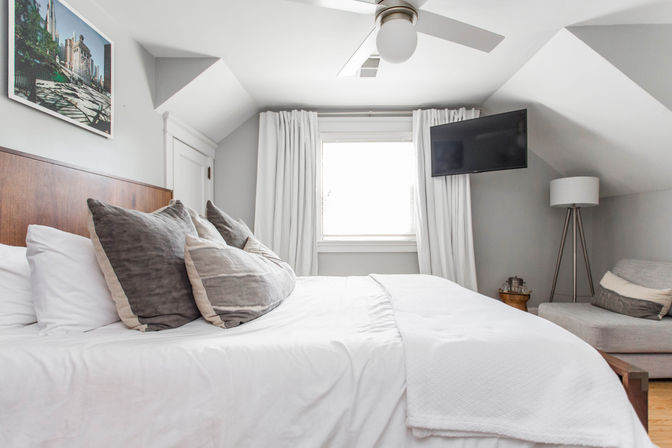 Chic 14 Bedroom Mansion Stay in Country Club Plaza image 18