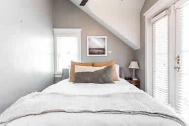 Chic 14 Bedroom Mansion Stay in Country Club Plaza image 81