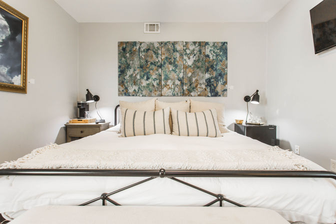 Chic 14 Bedroom Mansion Stay in Country Club Plaza image 30